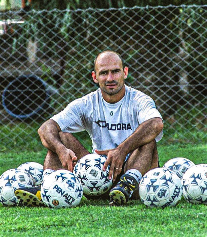 🔙🇦🇷 Hoy, que se cumplen 20 AÑOS del día que Garrafa Sánchez nos dejó para tirar caños allá arriba, vale la pena contar esta historia:

Corría febrero de 1998. Como la Selección Argentina estaba en preparativos para el Mundial de Francia, la AFA organizó un partido contra El