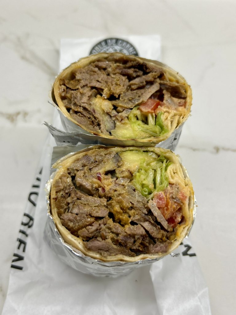 javimunoglez's tweet image. Uno de los mejores kebabs de Madrid es el de Jekes, a su nivel solo está el de Culto Kebab. Pollo y ternera de calidad, patatas fritas bien ricas, buen falafel y salsas.