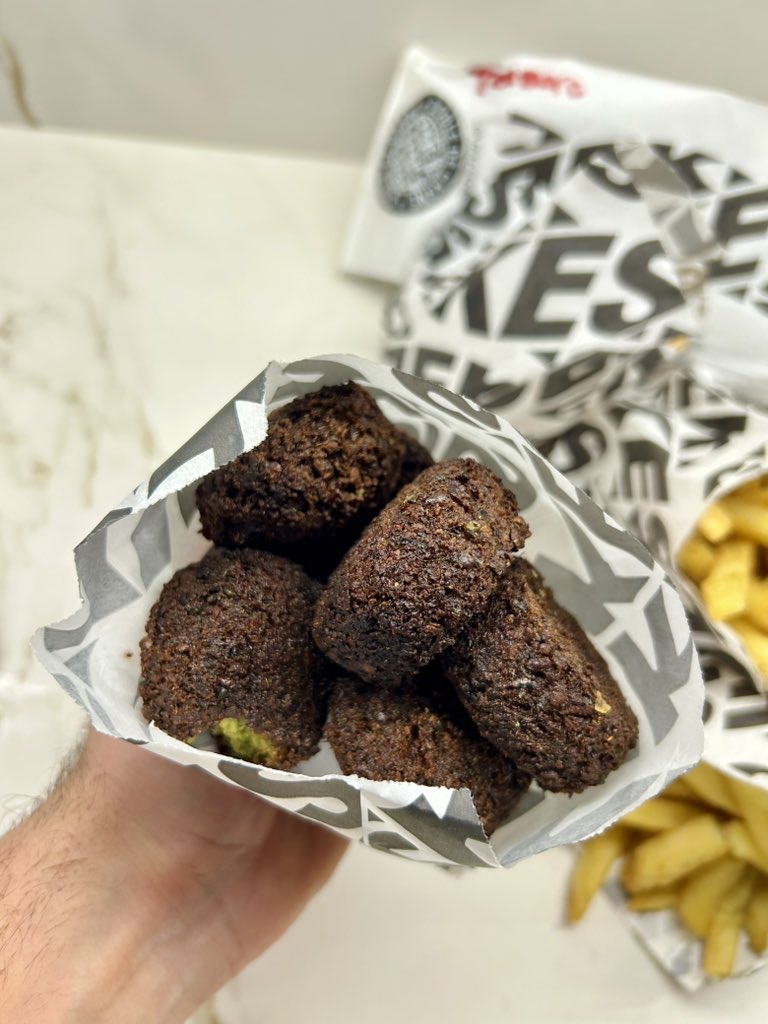javimunoglez's tweet image. Uno de los mejores kebabs de Madrid es el de Jekes, a su nivel solo está el de Culto Kebab. Pollo y ternera de calidad, patatas fritas bien ricas, buen falafel y salsas.