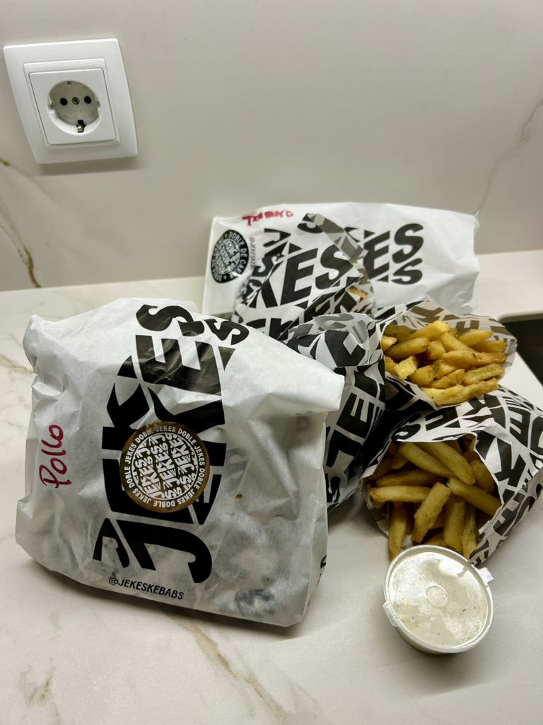 javimunoglez's tweet image. Uno de los mejores kebabs de Madrid es el de Jekes, a su nivel solo está el de Culto Kebab. Pollo y ternera de calidad, patatas fritas bien ricas, buen falafel y salsas.