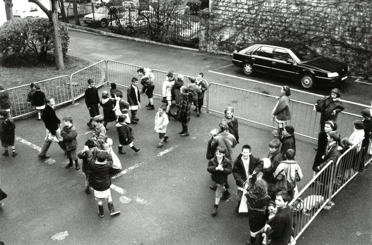 🏫 « Et si l’on fondait une école ?
Je voudrais vous raconter l’histoire de la naissance de l’école Saint-Dominique du Pecq. En 1992, il y avait quelques dizaines de ces écoles hors contrat. Il y en a 2 600 aujourd’hui. »

✍🏼 <a href="/ValadierMi/">Michel Valadier</a> 
hommenouveau.fr/automne-1992-p…