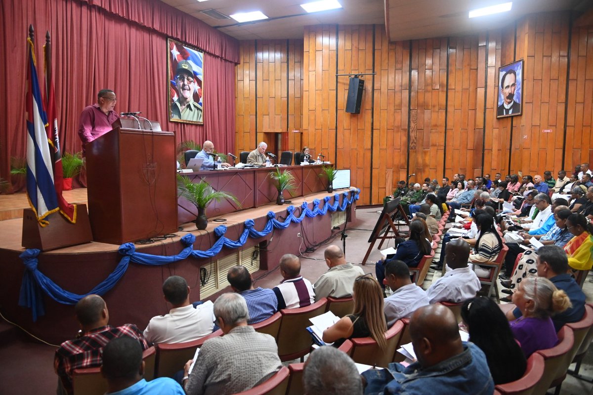 Continúan en Guantánamo los Plenos Extraordinarios del Partido, encabezados por <a href="/DiazCanelB/">Miguel Díaz-Canel Bermúdez</a> y <a href="/DrRobertoMOjeda/">Dr. Roberto Morales Ojeda</a>. Allí se forjan consensos para transformar con urgencia la situación del país y los compromisos para cumplir las misiones y prioridades de la organización. #UnidosXCuba