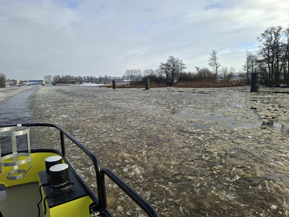 🚨Vaarverbod Lemmer-Gaarkeuken🚨
Op de Hoofdvaarweg Lemmer Delfzijl geldt per direct een vaarverbod voor kleine schepen (recreatievaart, <20m) i.v.m. drijfijs. Gebied: tussen #Lemmer en sluis #Gaarkeuken. Meer info: 👉 rijkswaterstaat.nl/nieuws/archief… #VeiligVaren #HLD