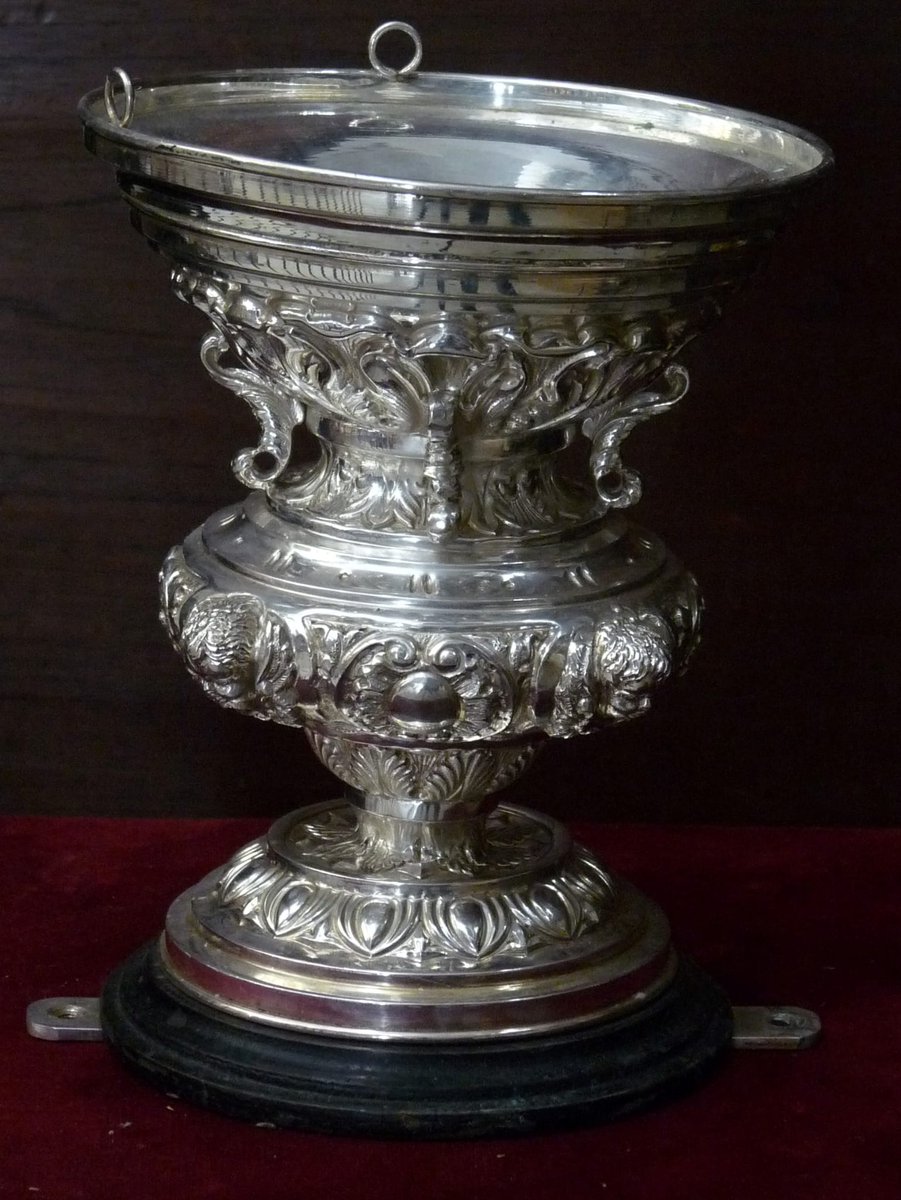 PATRIMONIO | Cráteras traseras del paso de palio

Son dos piezas con forma de jarras abiertas en su parte superior, ejecutadas en 1999 en plata de ley en el taller de Orfebrería Mallol. Van situadas en las esquina posteriores del paso de palio, junto a la base de los candelabros.