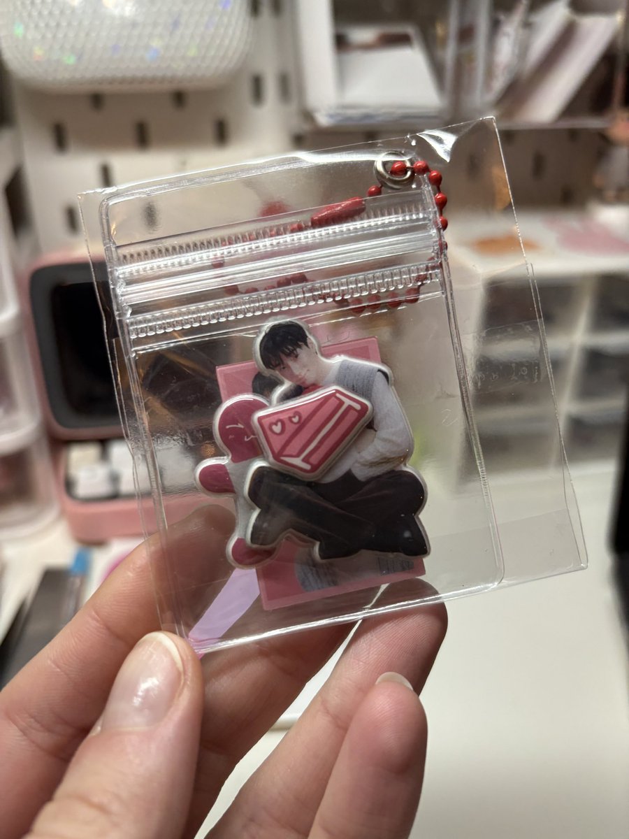 AizeeClay's tweet image. Got a San keychain from the Season’s Greetings - if anyone wants to trade for a Seonghwa one, lemme know 🫶🏻