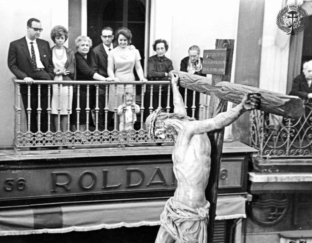 Fotografía del Jueves Santo de 1962 del Santísimo Cristo de la Fundación de la Hermandad de los Negritos a su paso por la calle Sierpes.