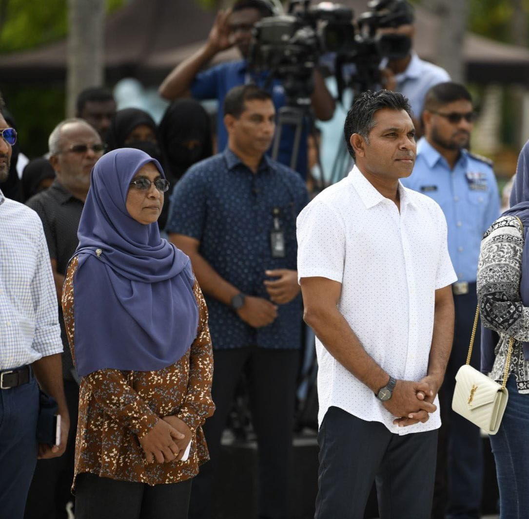 ޞިއްޙީ ދާއިރާއަށް 35 އަހަރު ޚިދުމަތް ކުރެއްވުމަށް ފަހު، ރިޓަޔަރ ކުރެއްވި، އެޗްޕީއޭގެ ޑިރެކްޓަރ ޖެނެރަލް މައިމޫނާ އަބޫބަކުރުގެ އިޚުލާސްތެރި ޚިދުމަތް ފާހަގަކޮށް، ޝުކުރު ދަންނަވަން. ރައްޔިތުންގެ އާންމު ޞިއްޙަތު ސަލާމަތްކޮށް، ޞިއްޙީ ދުޅަހެޔޮކަން ކަށަވަރު ކުރުމަށްޓަކައި އެޗްޕީއޭގެ