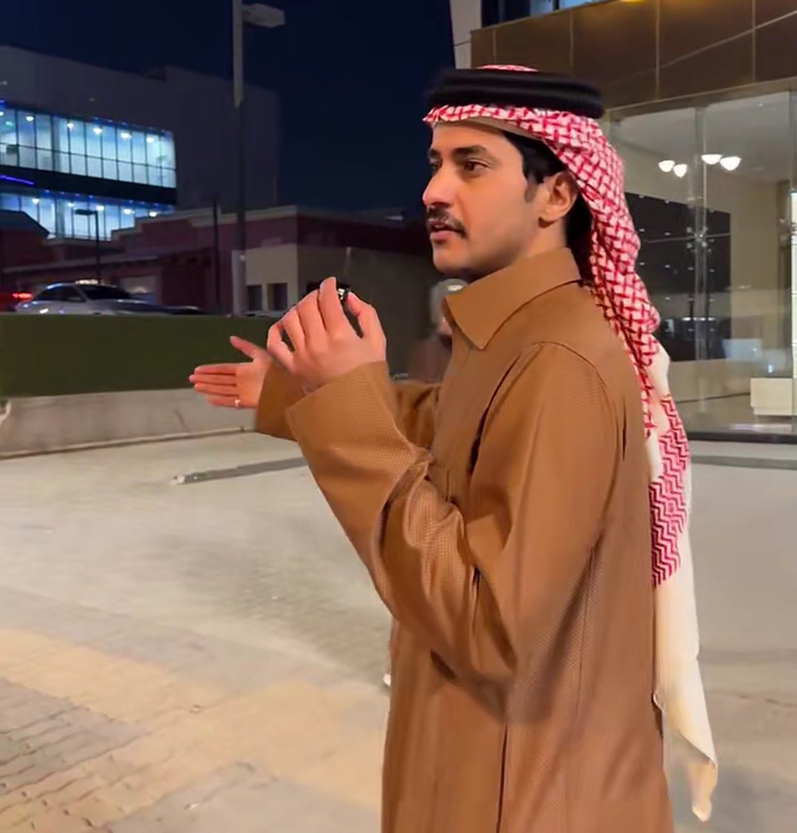 اتمنى محاسبه هذا الشخص على التفاهه الي سواها 

مهما كان الضيف له احترامه وتقديره 

الي صار منه عيب وقلة ادب