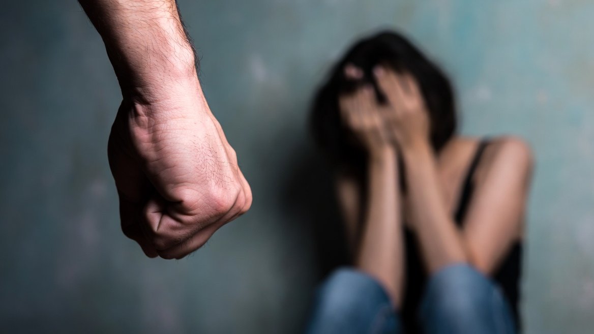 🔴 ⚖️ Paris (75) - Un clandestin tunisien frappe violemment sa petite amie qui est désormais dans le coma.

𝗣𝗮𝘀 𝗱𝗲 𝗱𝗲́𝘁𝗲𝗻𝘁𝗶𝗼𝗻 𝗽𝗿𝗼𝘃𝗶𝘀𝗼𝗶𝗿𝗲, car le juge estime : « Il n’y a pas de risque de réitération parce que le décès de la victime, dans le coma, est