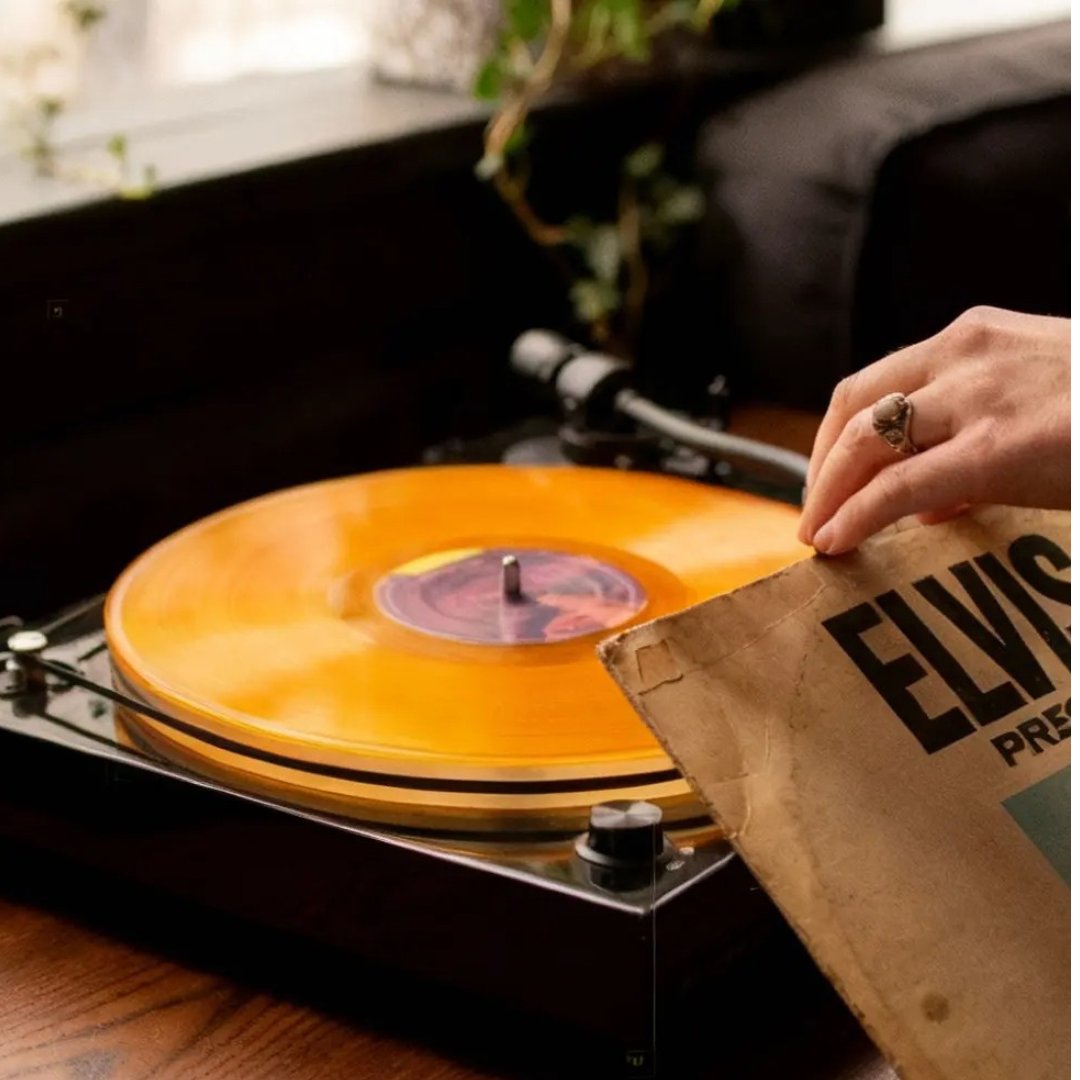 Fluance's tweet image. 🎸 #TBT | Jan 8, 1935
Elvis was born - and music got a little more dangerous (in the best way).
Tonight’s mood: big voice, bigger swing.
If you could time-travel to one “first listen” moment in music history… what would it be? 👇
#MyFluance #RESPECTTHERECORD #ThrowbackThursday