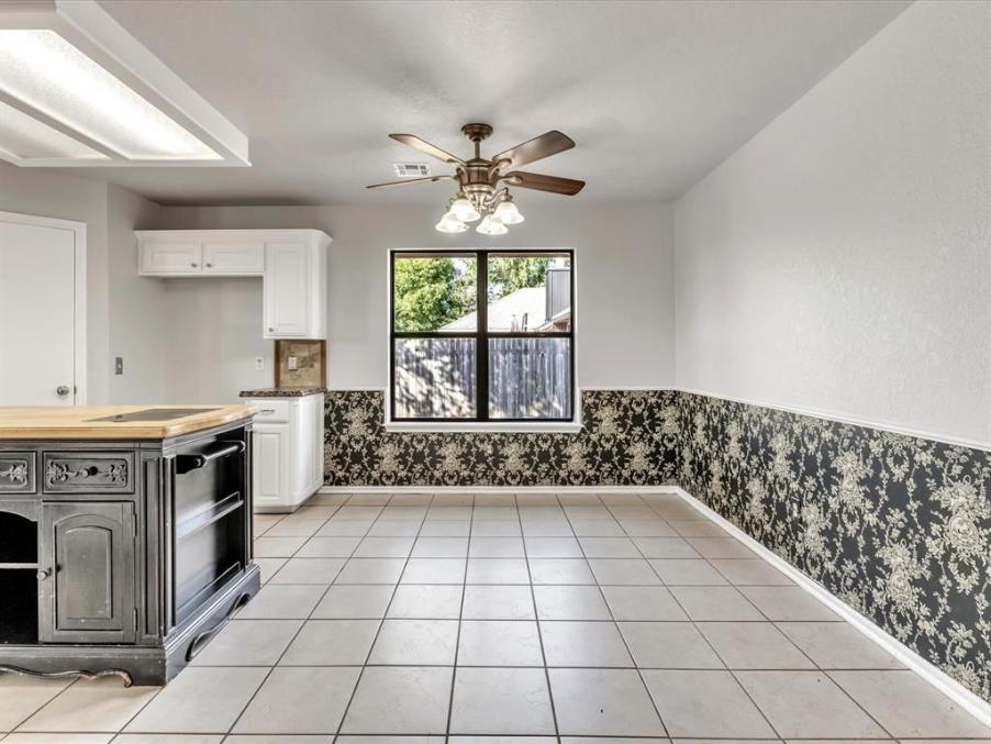WyattPoindexter's tweet image. Gated living at its best! 🏠 4001 Tori PL in Yukon is freshly updated with new carpet and paint. Features a spacious primary suite and a massive covered back deck for weekend relaxation. Listed by: Wayne Kirby – The Agency Oklahoma #YukonRealEstate #GatedCommunity #4001ToriPL
