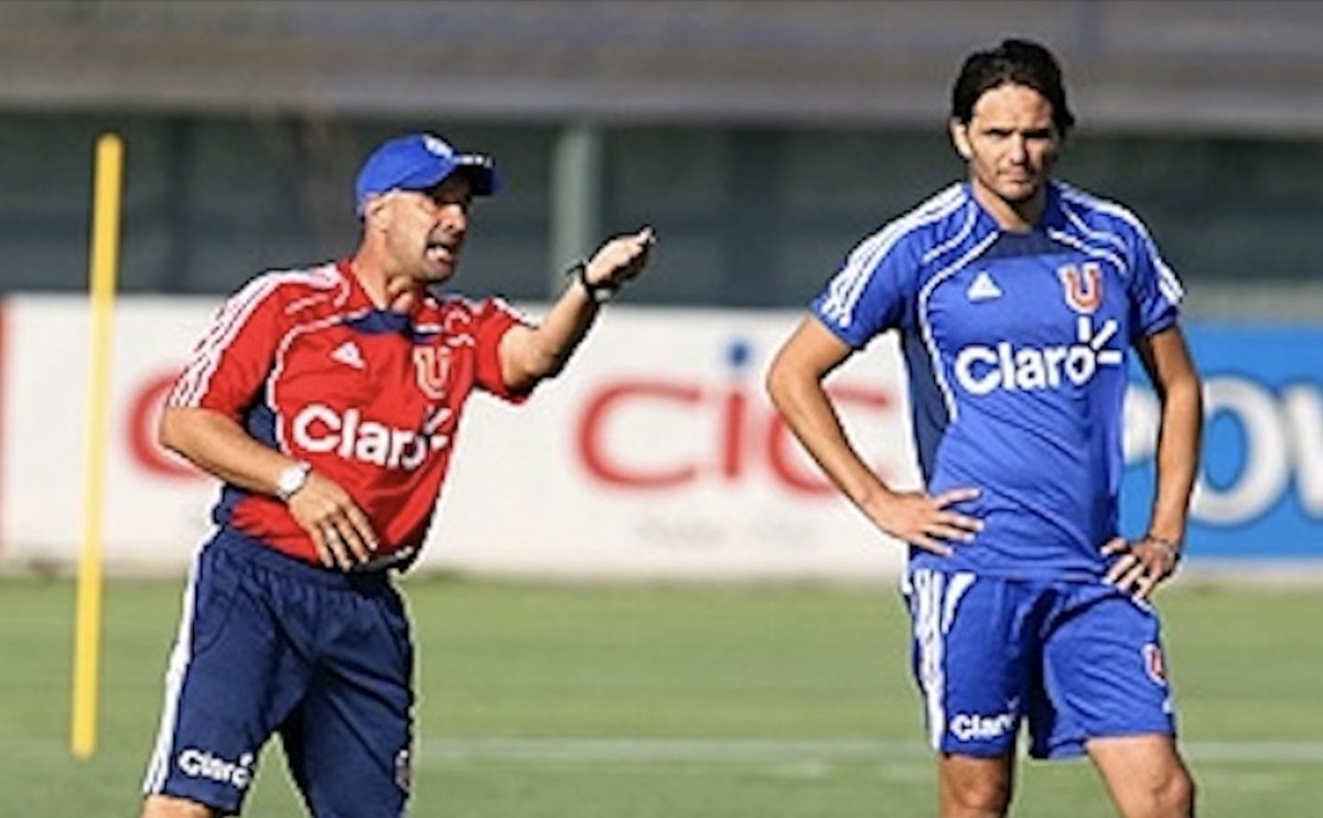 Cortar jugadores tras un solo entrenamiento no es nuevo en la U. Recordamos el accidentado comienzo de Jorge Sampaoli en los azules, con corona de flores incluida -- ) pelotudos.cl/el-dia-que-sam…