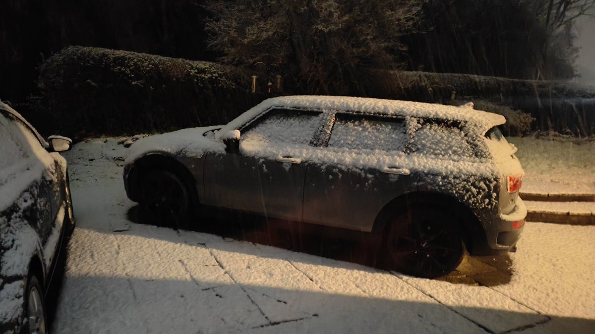 jonesy1007's tweet image. 2 hours of snow, now the dog wants to go out 🌨️😂 
#stormhour
#stormgorreti #uksnow @ShropshireWX