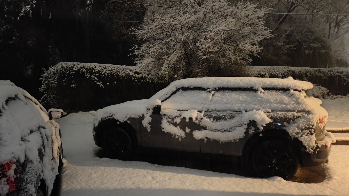 jonesy1007's tweet image. 2 hours of snow, now the dog wants to go out 🌨️😂 
#stormhour
#stormgorreti #uksnow @ShropshireWX