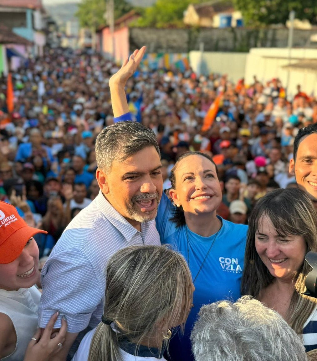 Hoy pretenden robarse el sacrificio del Cap. Caguaripano y vender su excarcelación como un “triunfo” de <a href="/MariaCorinaYA/">María Corina Machado</a>.
¡ENFERMOS!

Jamás vi a MCM exigir su libertad. Al contrario: la vi sonriente, del brazo del traidor que lo entregó: <a href="/CarlosOcariz/">Carlos Ocariz</a>.
Hipocresía sin límites.