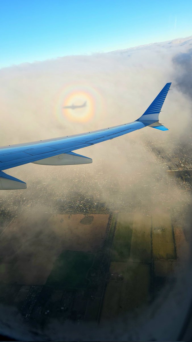 Llegando a EZE 📍con el MAX de Aerolíneas Argentinas ✈️ por la ventana podemos apreciar este fenómeno llamado Espectro de Brocken o Gloria 😱✈️ 

<a href="/Aerolineas_AR/">Aerolíneas Argentinas</a>