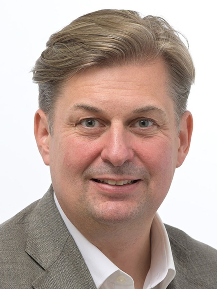 Die AfD muss aus der Blamage des BSW lernen.
Wenn jeder in den eigenen Reihen geduldet wird, dann fliegt einem irgendwann der Laden um die Ohren.

Wer eklatant querschießt, wer prominent gegen den Konsens der Partei und Fraktion agitiert, muss sanktioniert werden!

Aktuell sind