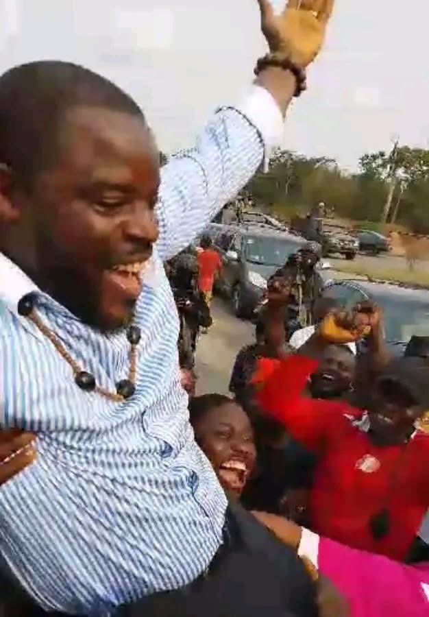 🛑CRISE ANGLOPHONE - LE MAIRE DE EYUMOJOCK DANS LE SUD OUEST JACQUES EYAMBA ITA LIBÉRÉ.

C’est une nouvelle qui apporte un souffle d’espoir à la commune de Eyumojock et bien au-delà. Le Maire Jacques Eyamba ITA, enlevé il y a quelques jours sur l’axe Eyumojock - Mamfé, a été