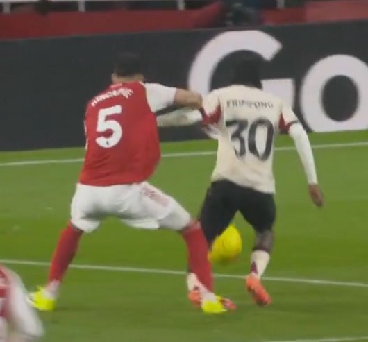 طبعا بيقعدوا لنهاية الموسم يقولون هذي كانت بلنتي 🤣😂