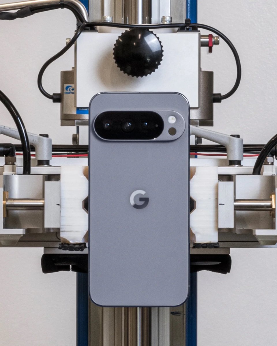 smartechdaily's tweet image. 🧪 لقطات من داخل مختبر اختبارات المتانة لدى Google تكشف كيف يتحمّل #Pixel10 و #Pixel10Pro اختبارات السقوط، والانسكابات، والخدوش، وكل “الحوادث الصغيرة” بين ذلك.
📏 تقول Google أن كل جهاز Pixel يجتاز اختبار سقوط على سطح من الجرانيت من ارتفاع 1 meter.