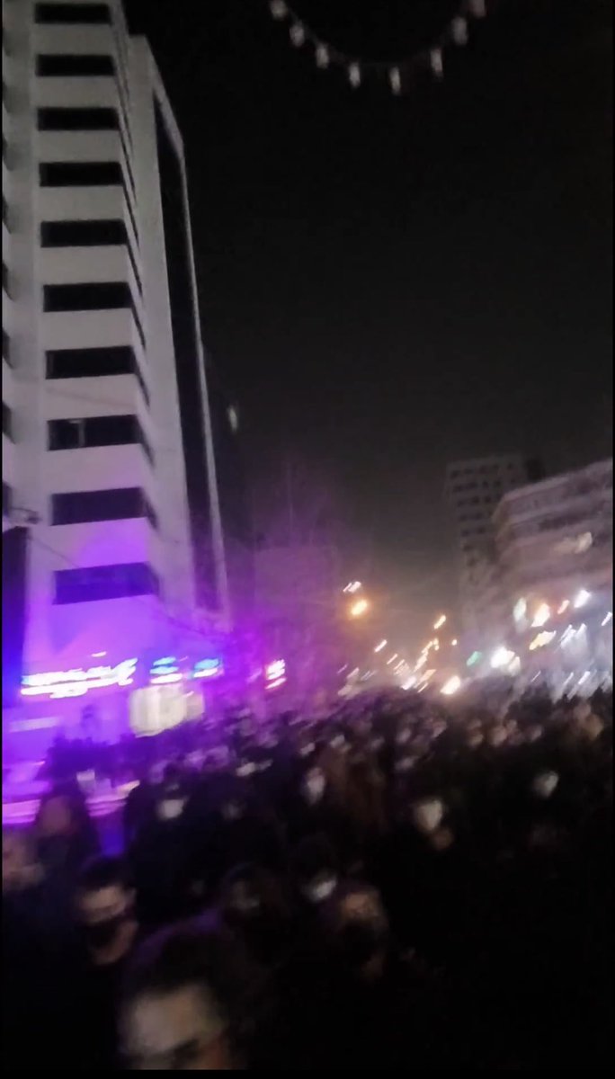 thestevennabil's tweet image. 🔴🔴🔴عاجل

طهران الليلة

الاعداد دتكبر والشعب قرر التظاهر الليلة باعداد اكبر و مدن اكثر

العرداوي ارجع يمعود لا تنحصر هناك واحنا نخاف عليك 😩