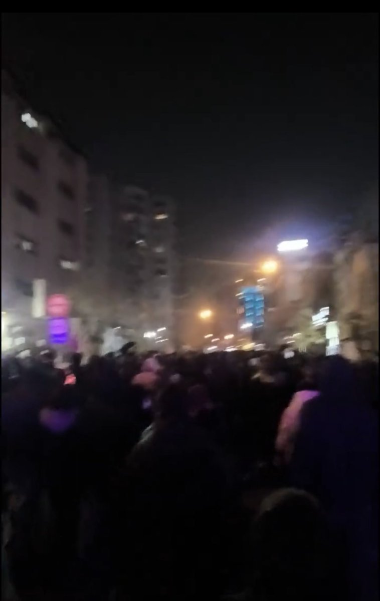 thestevennabil's tweet image. 🔴🔴🔴عاجل

طهران الليلة

الاعداد دتكبر والشعب قرر التظاهر الليلة باعداد اكبر و مدن اكثر

العرداوي ارجع يمعود لا تنحصر هناك واحنا نخاف عليك 😩