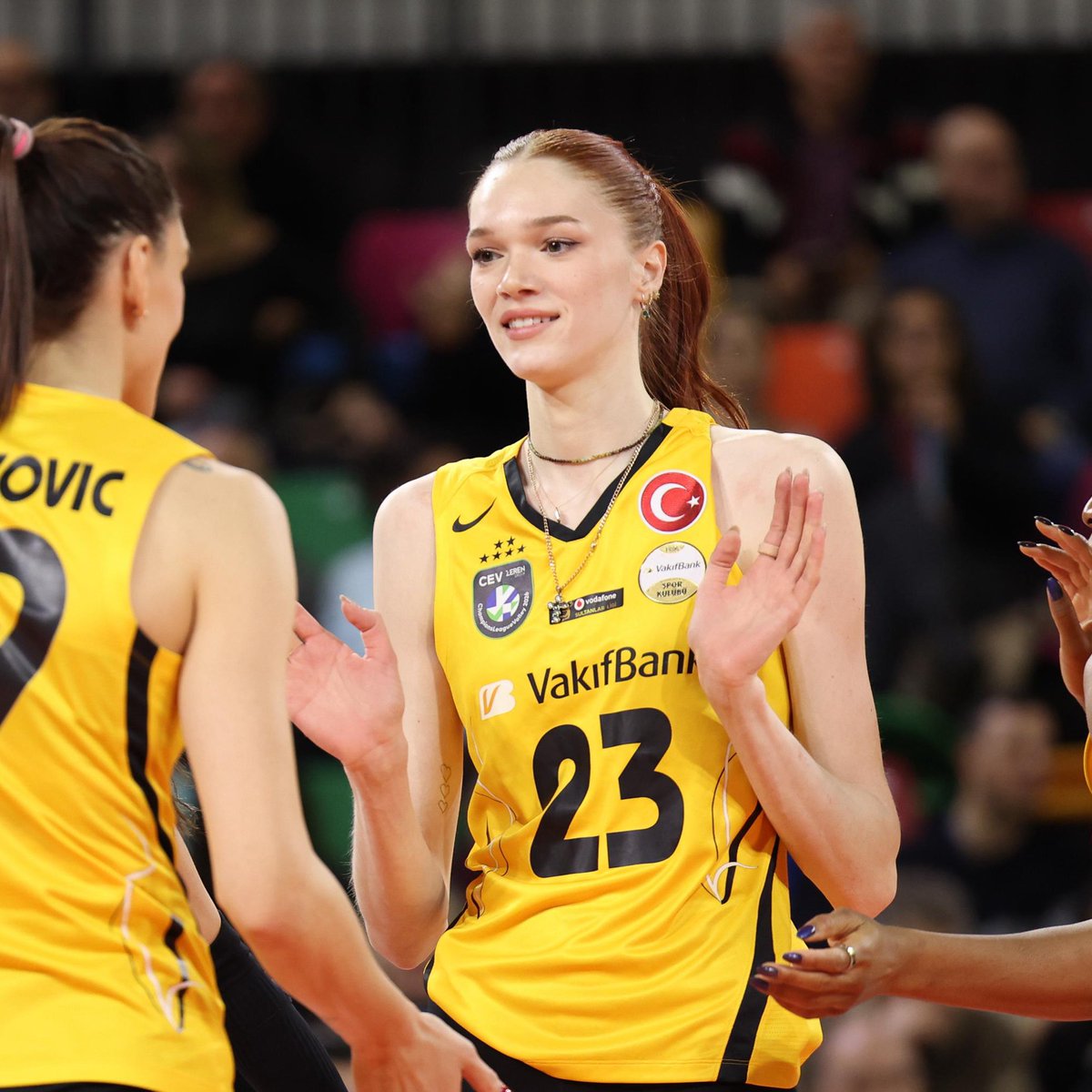 🚨 VAKIFBANK İTALYA DEPLASMANINDAN SON DÜNYA ŞAMPİYONUNU MAĞLUP EDEREK DÖNÜYOR!

🔵🔴 Scandicci 1 - 3 VakıfBank 🟡⚫️

🆚 24-26, 22-25, 25-17 ve 21-25

🔝 Tijana Boskovic 24 sayıyla maçın en skorer oyuncusu oldu!