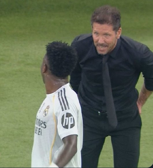 theMadridZone's tweet image. 🚨 Simeone to Vini in the 1st half: "Vini, Florentino is gonna kick you out, he'll kick you out, mark my words, remember it."

Simeone to Vini in the 2nd half: "Vini, Vini, listen to the crowd. They're booing you, listen!"

Obsessed.