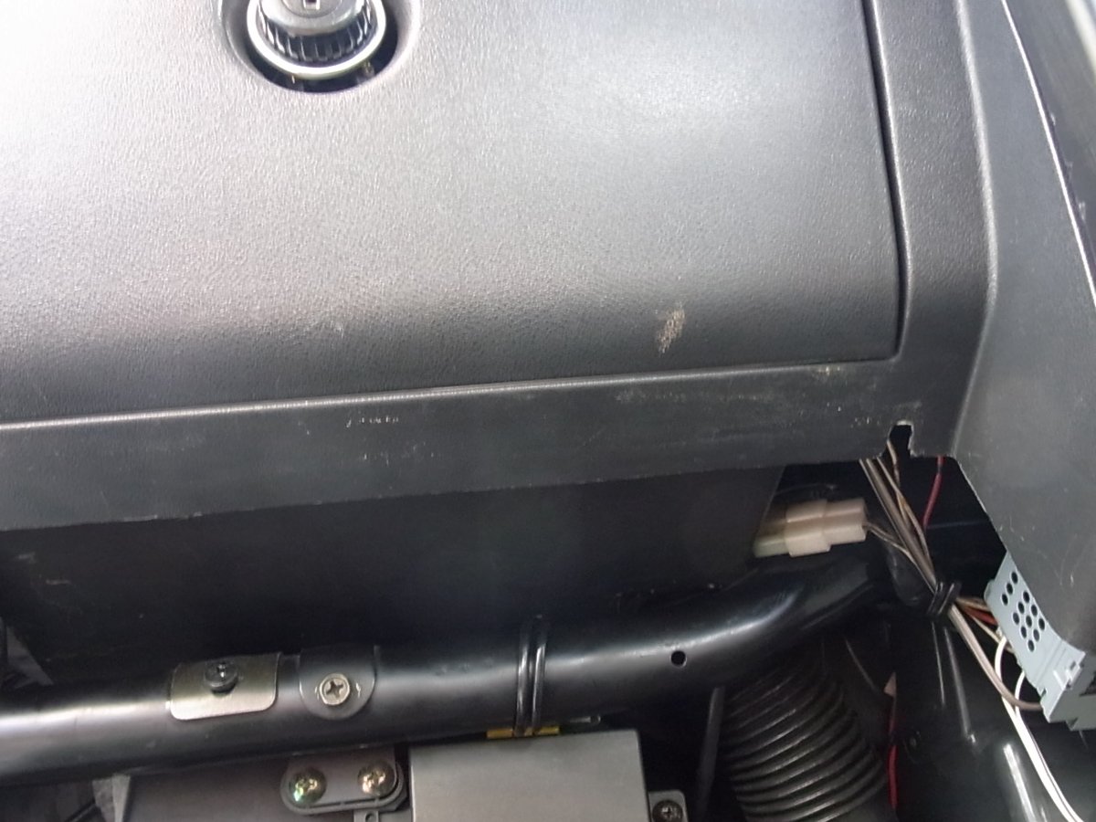 labo_jim's tweet image. JA11の助手席足元、パイプが剥き出しなのが気になりませんか？🤔「現代の車ではありえない」あの隙間を、純正風の質感で美しくカバー。ごちゃつく配線も隠せて車内が一気に整う、2013年からの超ロングセラーです！
👇詳細はこちら
 jimlabo.net/topic-5/5231/

#JA11 #ジムニー #JimLabo #DIYカスタム