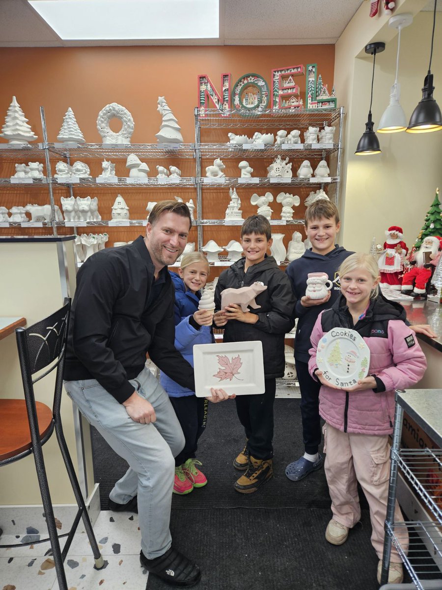 Une de mes filles avait envie de peindre, alors on s'est laissé tenter par le nouveau L'Expresso Céramiqu'arts à Charlesbourg!😀

Une belle activité de famille. Le couple de proprios est sur place, impliqué, attentionné, c'est vraiment beau à voir.🙌

#Famille