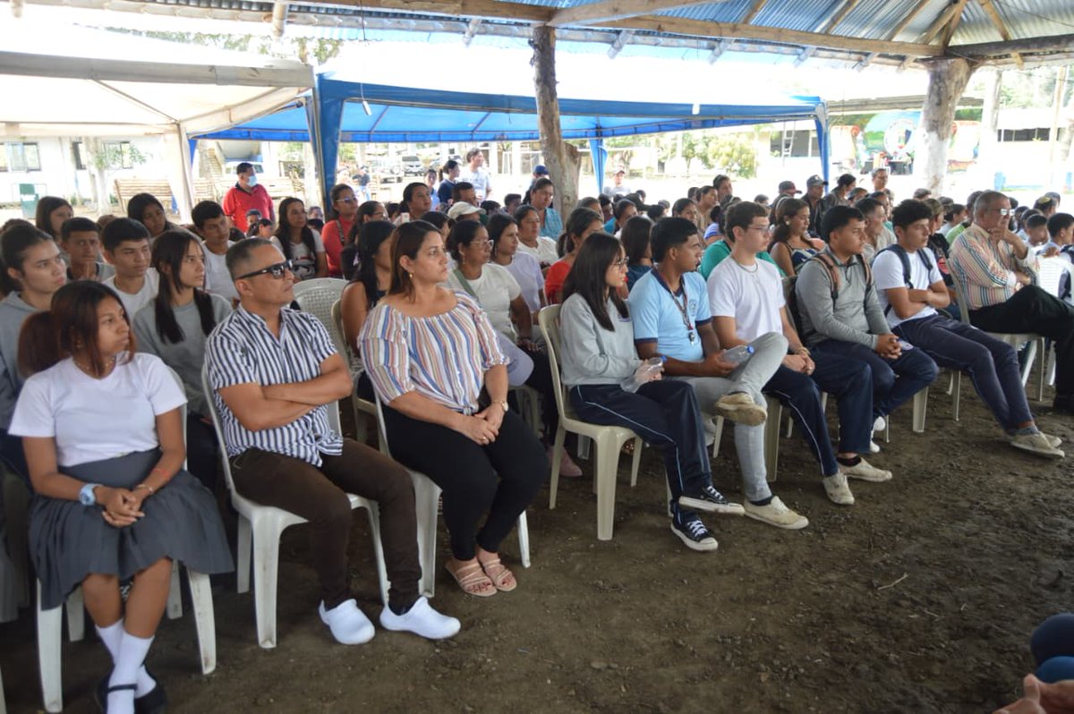EducacionZ4_Ec's tweet photo. [CHONE] 305 estudiantes de la Unidad Educativa Manuel Castillo Hidalgo se beneficiarán con la intervención y mantenimiento integral de su infraestructura física, fortaleciendo espacios seguros y adecuados para el aprendizaje 🏫✨

💰 Inversión: USD 283.487.

#ElNuevoEcuador https://t.co/JMBxYNWkod