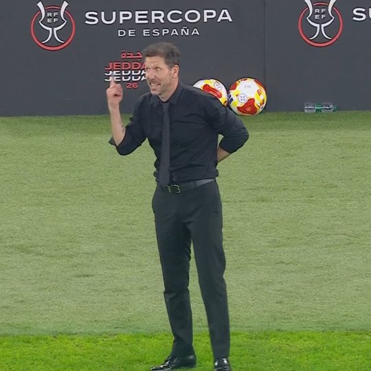 MadridRealUy's tweet image. Ridículo, vende humo, teatrero, mal tipo, mal perdedor, lloron y perdedor. Que lindo es ver perder a Simeone (lo de siempre).