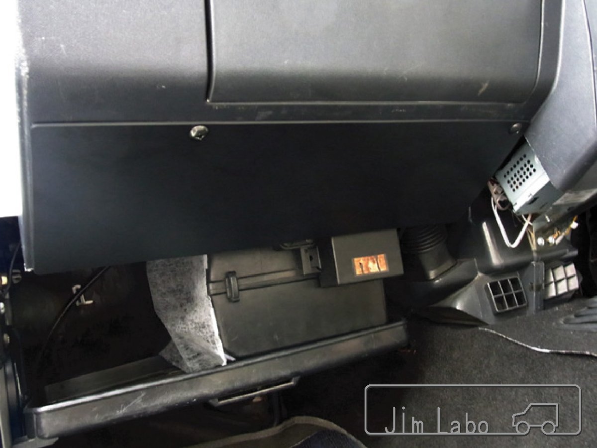 labo_jim's tweet image. JA11の助手席足元、パイプが剥き出しなのが気になりませんか？🤔「現代の車ではありえない」あの隙間を、純正風の質感で美しくカバー。ごちゃつく配線も隠せて車内が一気に整う、2013年からの超ロングセラーです！
👇詳細はこちら
 jimlabo.net/topic-5/5231/

#JA11 #ジムニー #JimLabo #DIYカスタム