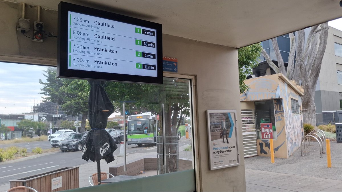 craig_halsall's tweet image. Easy 7 min connection at #Moorabbin to Caulfield train 👍

But note #SandringhamLine SH shuttle bus is every 15 mins meeting #FrankstonLine trains every 10 mins (&amp;amp; no express trains) 😵‍💫