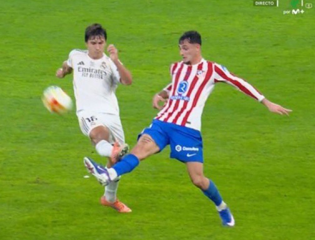 ArthurAF15's tweet image. Esse juiz nao ter dado um amarelo no jogo do real madrid é no minimo suspeito, ainda mais com faltas como essa e a média do próprio em quase 6 cartões...