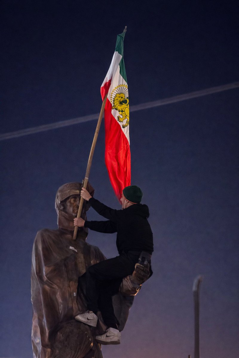 aalchaa's tweet image. پرچم در خرم آباد بالاست.
#جاویدشاه