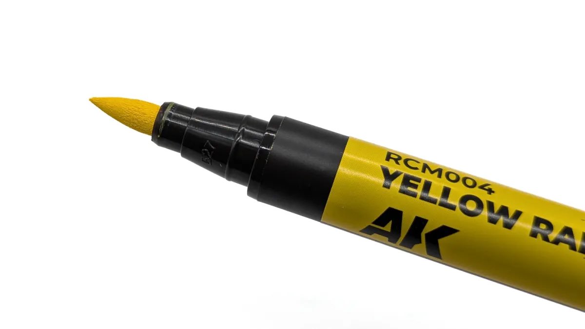 NippperCom's tweet image. 水性アクリルなので、リビングでも匂いが気にならない、乾燥が早いので、作業がサクサク進む！
【塗料レビュー】下地塗装、さようなら！AKのマーカーで「黄色の悩み」から解放されました／AKインタラクティブ リアルカラーマーカー イエロー RAL1003 nippper.com/2026/01/127527/ @NippperComより