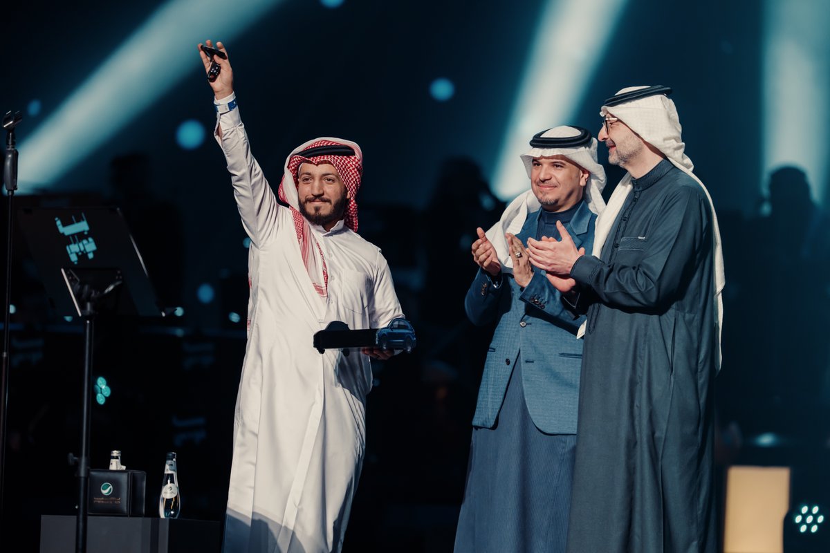 الفرح على المسرح اكتمل ✨

سلم سعادة رئيس مجلس الإدارة م. معتز العزاوي والرئيس التنفيذي م. نزار بانبيله، سيارة بورشه للفائز في السحب الأسبوعي في ليلة مميزة لا تنسى🩵

#منك_أقرب