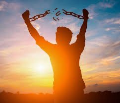 sofdl7's tweet image. el alivio de pasar de que una canción te haga acordar a algo triste o a alguien que ya no está a poder disfrutarla de vuelta sin asociarla a nada