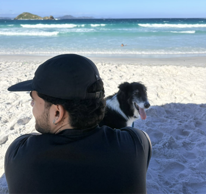 devmagro's tweet photo. Ontem tomei a decisão mais dificil de minha vida.

Eu levei meu cão para descansar pra sempre.

Meu amigo de 12 anos sofria com alguns problemas, não havia mais nada ao meu alcance que pudesse ser feito para recuperar a qualidade de vida.

A 4 anos atrás, a displasia coxofemoral dele atacou, não perdi tempo e, na época,  juntei todas minhas economias como estagiário da e paguei a cirúrgia dele (3 conto)

Depois, a 2 anos atrás, descobri que ele tinha problemas no rim, um pequeno abcesso no rosto que era gerado por um dente, nova cirurgia, só que dessa vez, ele não aguentava mais tão bem (rim desregulado), então não podia mais anestesia-lo.

Enfim, imediatamente iniciamos com suplementação + alimentação natural (é ótimo pro cão, mas cai pelo pra caralho) e tratamentos, isso perdurou até ontem.

Seguimos até o momento em que ficou tudo insustentável, -8kg na balança do peso normal dele, mal aguentava se sustentar e eu não podia opera-lo, os rins já haviam praticamente parado e tive de tomar a decisão mais difícil da minha vida até o momento.

Enfim, foi feito, fiz algo que prometi a minha avó lá em 2022 em seu falecimento, que foi aproveitar ao máximo todo momento, corremos vários km's juntos quando ele estava bom, levei-o para conhecer o mar, levei também pra pastorear boi, brincar com o irmão dele, enfim, pude viver ao máximo com ele.

As lembranças ficam, é complicado estar em casa olhar pro lado e não ver ele, ouvir algum trovão e já falar "lá vem ele com medo se esconder", ou, na hora de ir comer na cozinha, ele vir fazendo 32044 coisas diferentes só pra eu entregar a comida logo.

Obrigado meu filhote, você foi o meu primeiro cachorro e com certeza o melhor que eu tive. A vida é um curto intervalo de tempo que deve ser aproveitado a todo momento, espero que você tenha aproveitado ao meu lado e ao da nossa familia e que agora possa descansar como merece, viver sempre foi nosso lema, sobreviver nunca foi uma escolha. 

Até logo, Kaizer 🖤