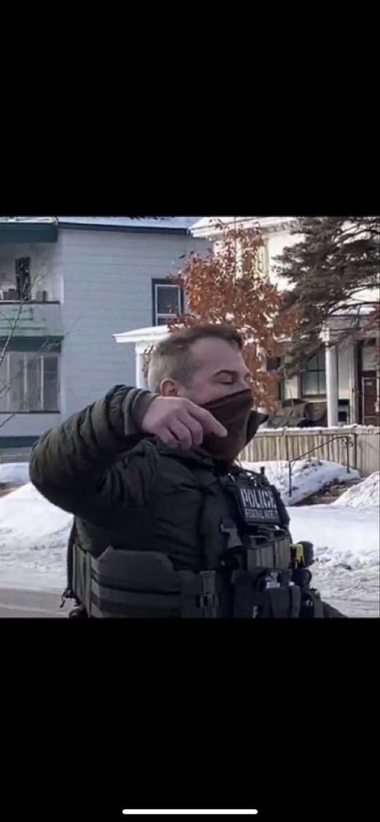 vozzyz's tweet image. Jonathan Ross is a pyscopath killer and a clear danger to our community 👇