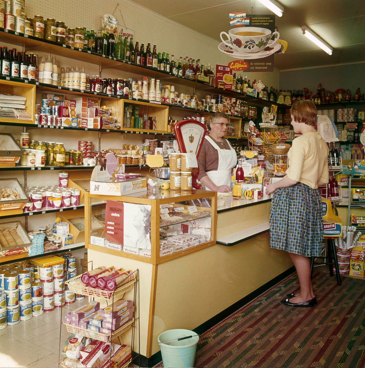 Soms droom ik dat ik een blik Merk Molen soep koop in de kruidenierszaak van Mevrouw Koning.

In Boskoop, 1961.