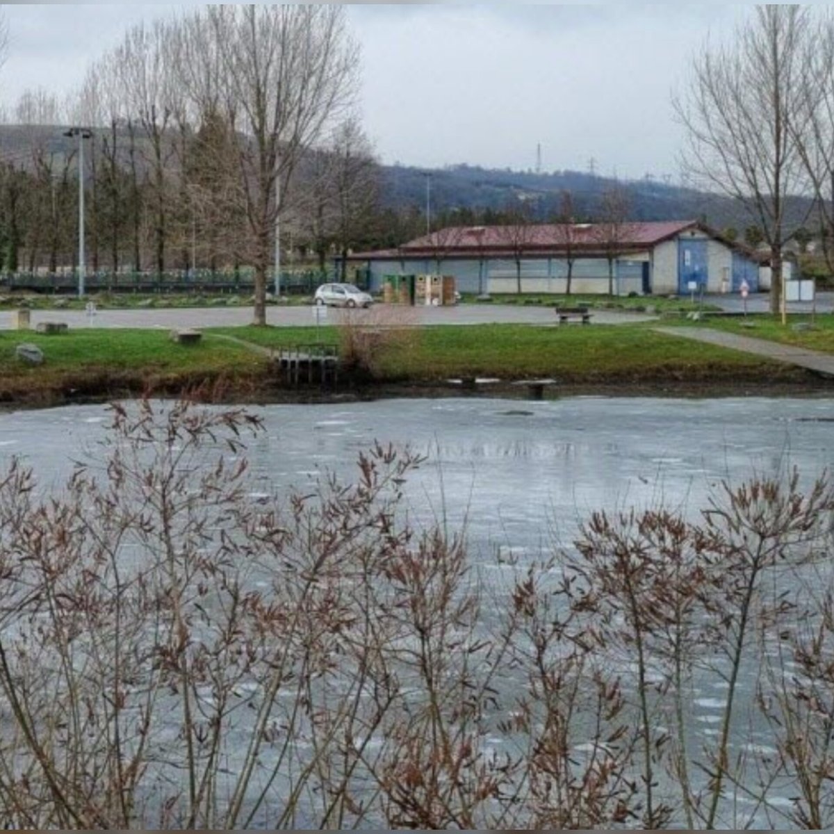 Tajmaat_Service's tweet image. 🇫🇷 FLASH - Le corps d’un jeune homme d’origine Maghrébine, âgé de 20 ans, a été retrouvé ce mardi dans l’étang du Prin, à Loire-sur-Rhône.

Un suspect de 21 ans a été placé en garde à vue le jour même, l’enquête s’oriente vers un meurtre à caractère raciste.