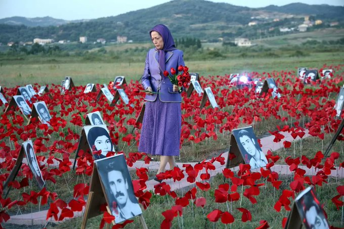 khalokakaee's tweet image. اگر نسل #مسعود_رجوی قرار بود مقهور نعره‌های رسانه‌ای برای رهبرتراشی و سرقت انقلاب مردم شود، این‌گونه جانانه در برابر خمینی نمی‌ایستاد و بهایی گران از جان عزیزترین‌ها نمی‌پرداخت. بچه‌ی شاه در قیاس با خمینی پشه هم محسوب نمی‌شود. 

#مرگ_بر_ستمگر_چه_شاه_باشه_چه_رهبر