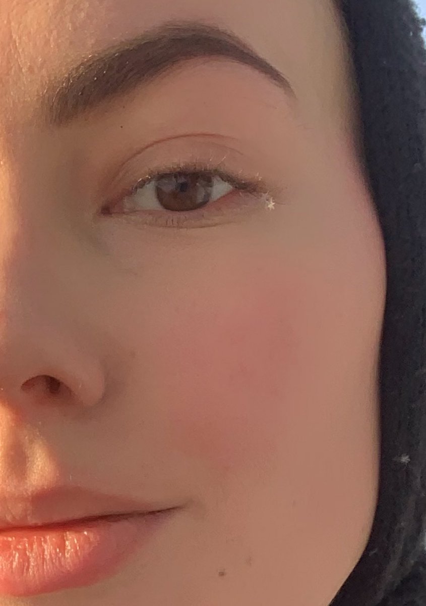 kislayaaa1's tweet image. это я сегодня бежала на каток и на ходу сфоткалась; фотка получилось в целом не вау, и поэтому я только сейчас, пересматривая все, в неё вгляделась — а там то!!!

две снежинки на моих ресницах попали в луч солнца и выглядят как две снежные звездочки!!! ВАУ 😭