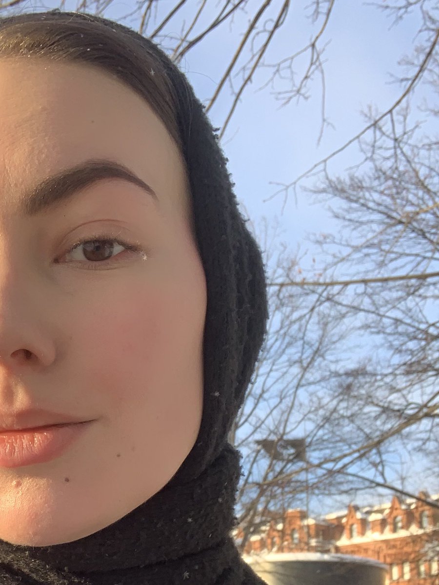 kislayaaa1's tweet image. это я сегодня бежала на каток и на ходу сфоткалась; фотка получилось в целом не вау, и поэтому я только сейчас, пересматривая все, в неё вгляделась — а там то!!!

две снежинки на моих ресницах попали в луч солнца и выглядят как две снежные звездочки!!! ВАУ 😭