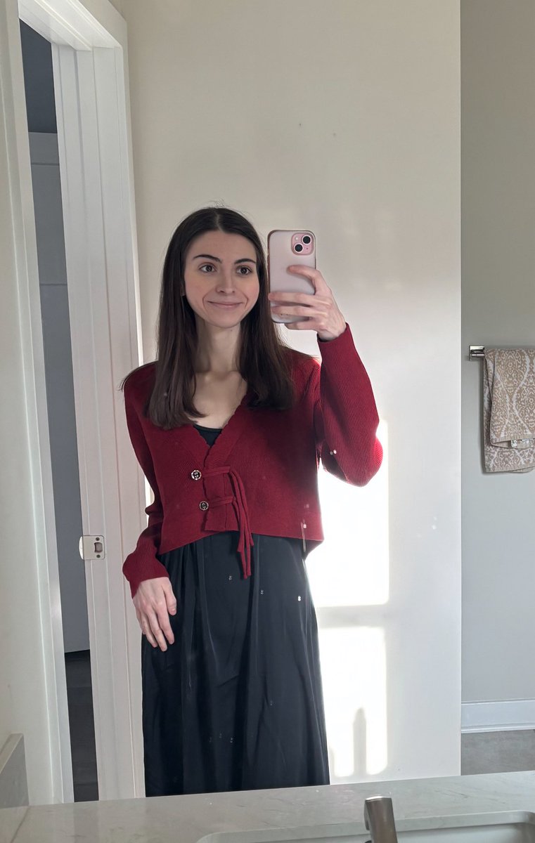 megannn_lynne's tweet photo. happy first day of the semester fit check :) i love teaching literature so much!!! https://t.co/2WnvrJCO47