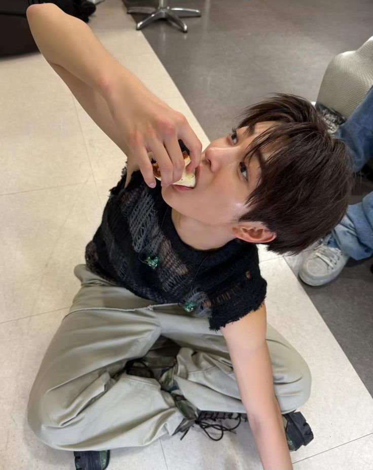 ihanzitap's tweet image. 𓏲 ๋࣭ ࣪ ˖ busco mutis
- bonedo, cortis, illit
( sigo a más grupos :3 )
#kpoptwt &amp;amp; #stantwt 
❤︎ + rt = mutisss!!