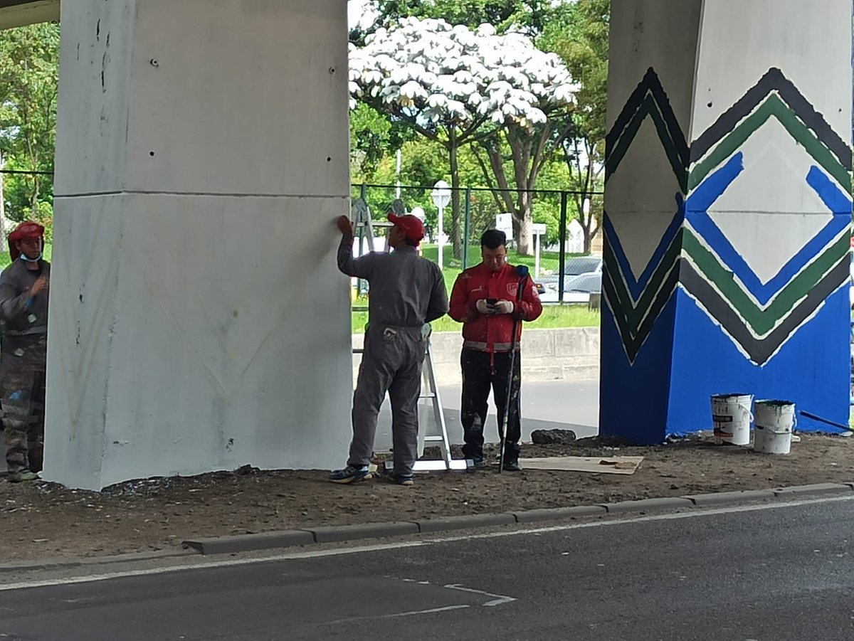 #PuentesQueUnen
📍Calle 26 - Av. Boyacá 

Seguimos por instrucción de <a href="/CarlosFGalan/">Carlos F. Galán</a> revitalizando este bajo puente en uno de los corredores viales más importantes de Bogotá, con limpieza, demarcación y color le damos una nueva imagen.
#AquíSíPasa
#MásYMejorEspacioPúblico