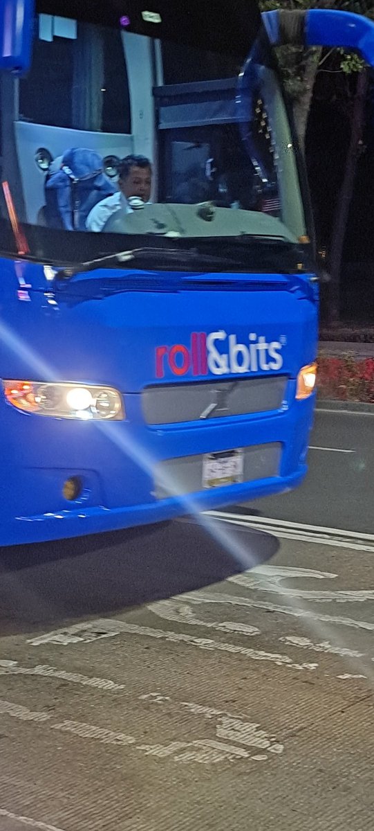 Anetcg's tweet photo. @RBDiegoAvila29  el autobús tardo 20 mins en llegar al punto de salida. Al abordar,  impregnado de olor a garnachas, no  se presento como suelen, arranco inmediatamente, acelerando de mas en diferentes tramos, que riesgo. https://t.co/mP2mvFy3S1